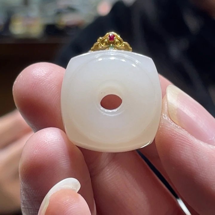 和田玉18K金镶嵌颈饰