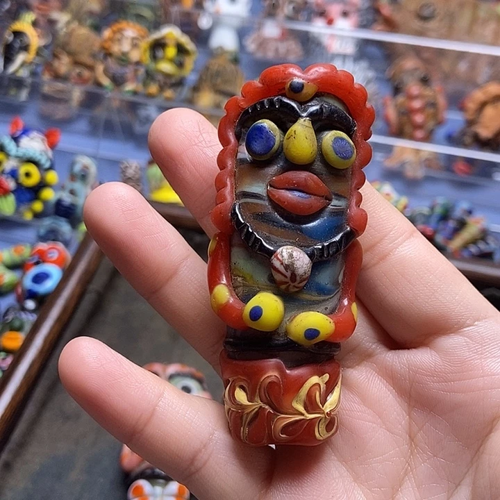 颈饰琉璃带刀侍卫