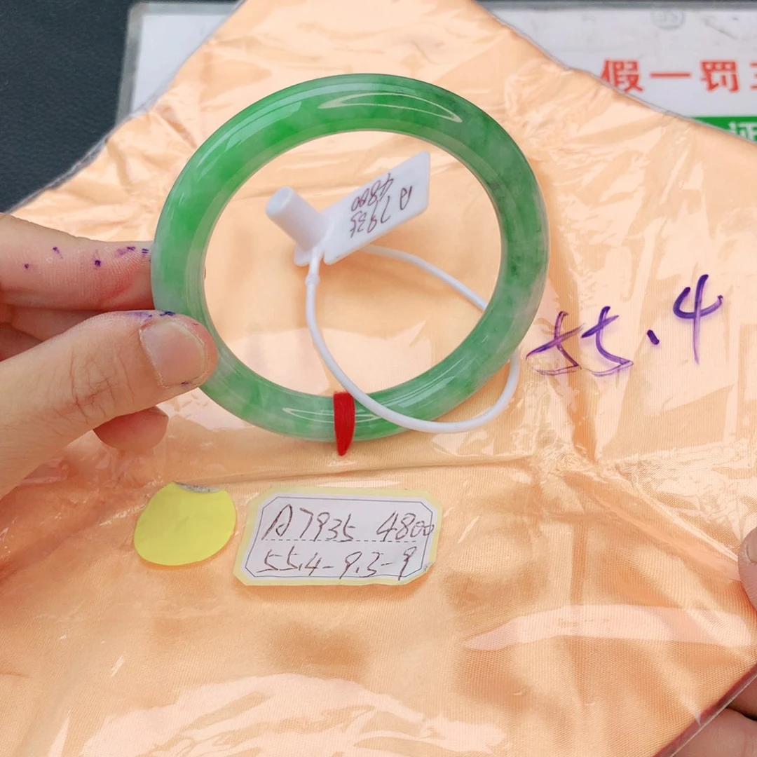 翡翠手镯未镶嵌翡翠
