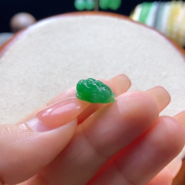 翡翠未镶嵌颈饰翡翠满绿三脚蟾