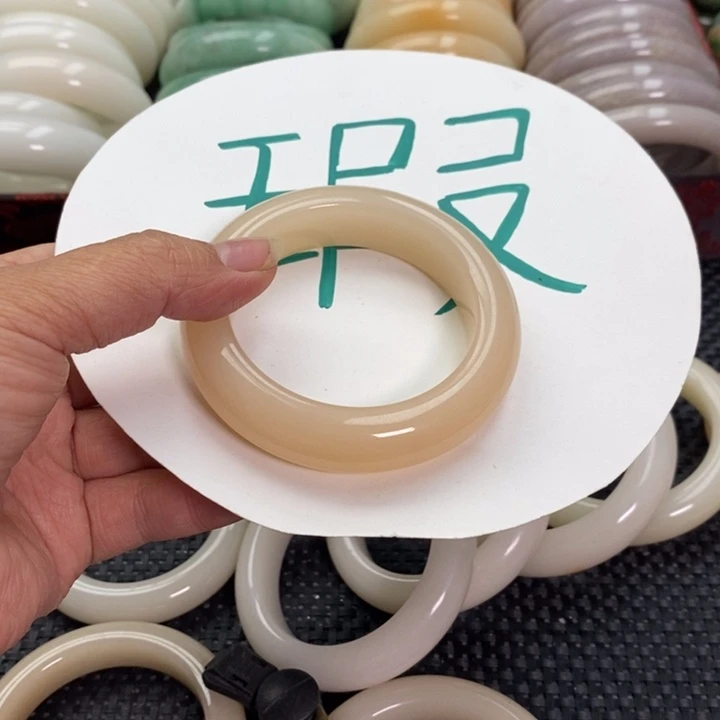 故***玉石英质玉未镶嵌手镯