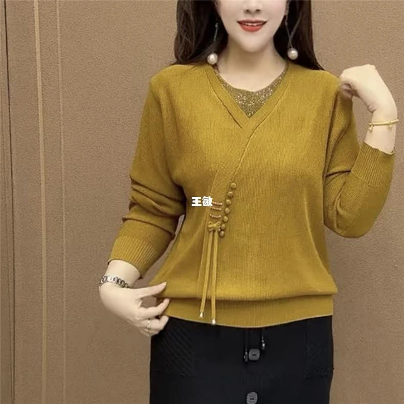 2026洋气优雅红色V领针织衫长袖显瘦斜扣装饰打底衫上衣时尚打底