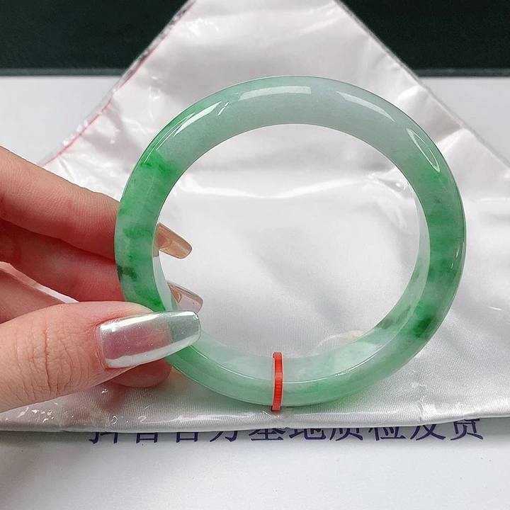 翡翠手镯未镶嵌翡翠手镯