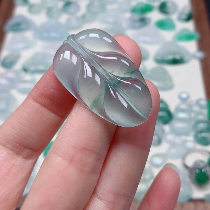 翡翠未镶嵌颈饰冰种飘花大叶子