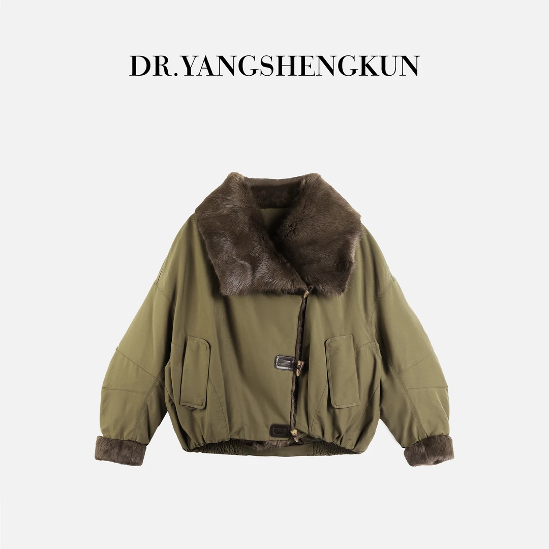 杨圣坤2025冬季新品青根貂大翻领90鹅绒短款保暖羽绒服EY25101008