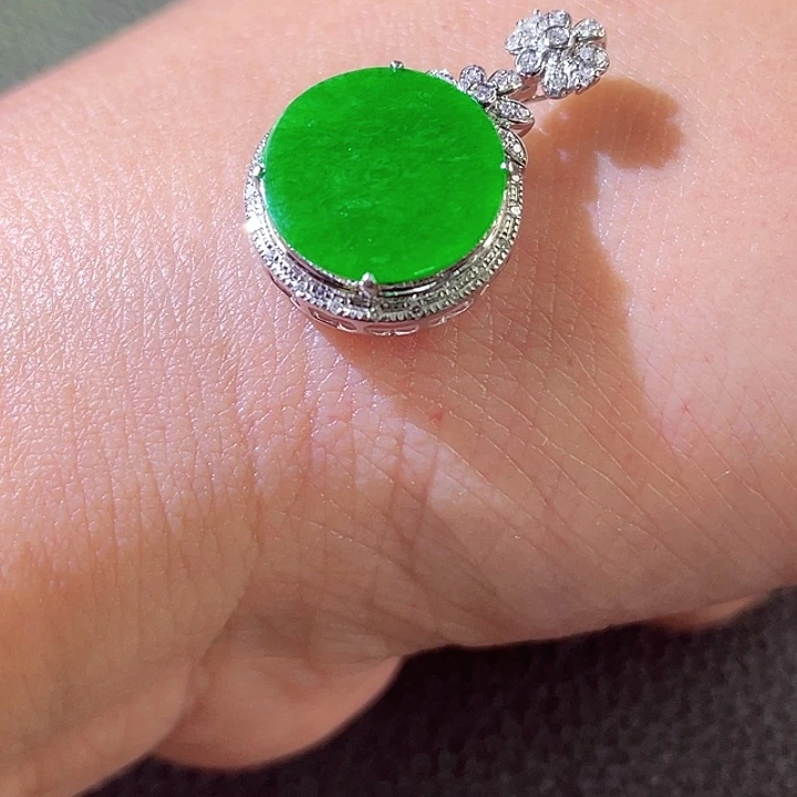 翡翠18K金镶嵌颈饰翡翠