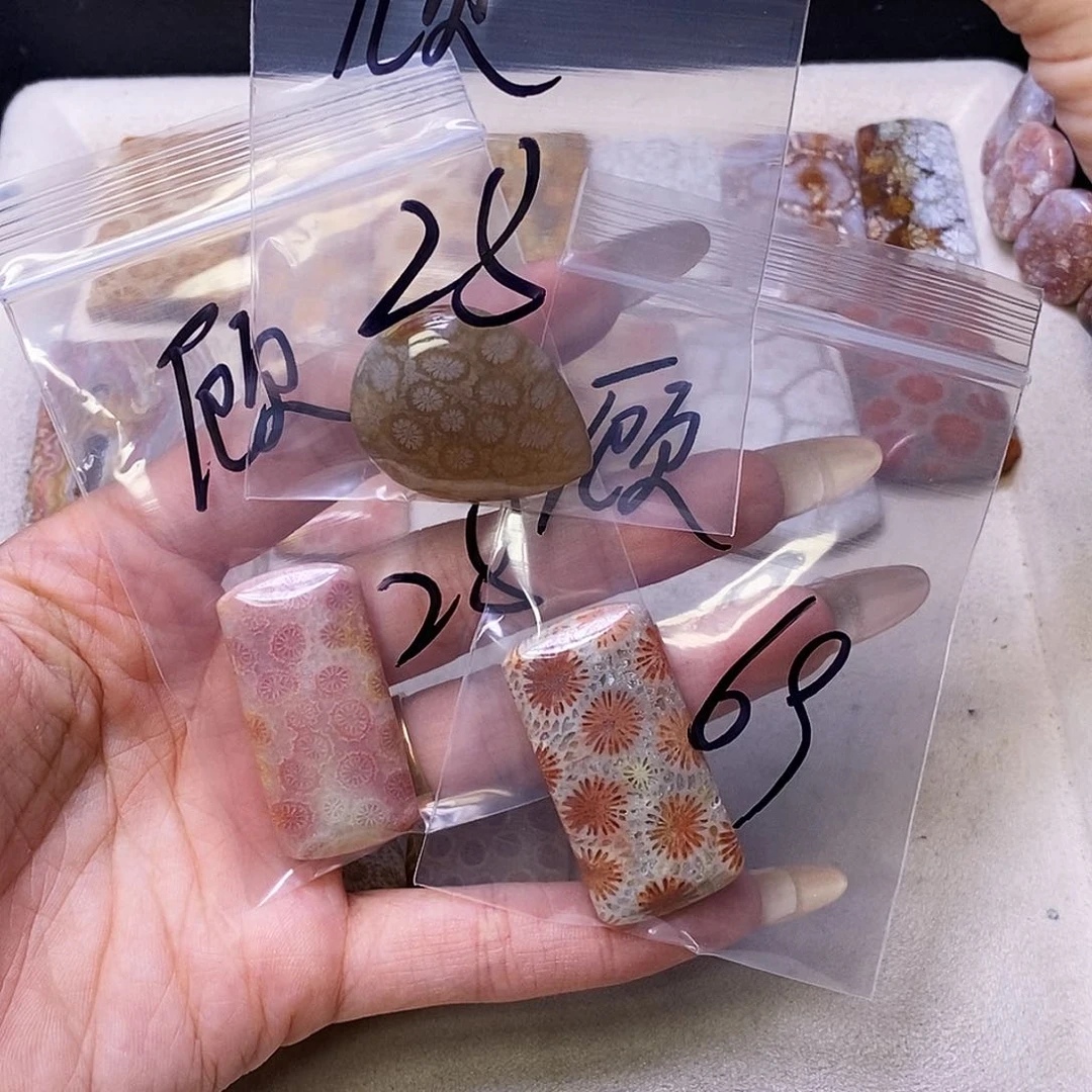 查罗石合金颈饰顾****?