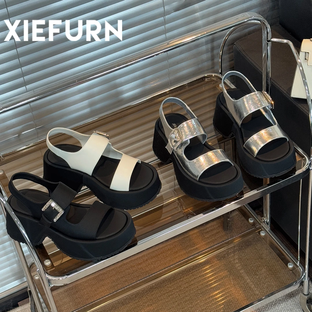 XIEFURN/鞋夫人水钻搭扣松糕底粗跟凉鞋2025夏新款舒适露趾沙滩鞋