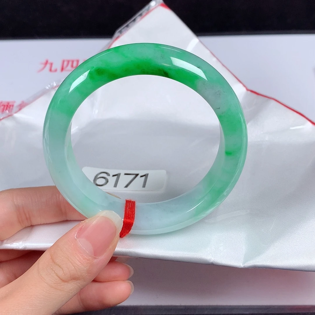 翡翠手镯未镶嵌56。