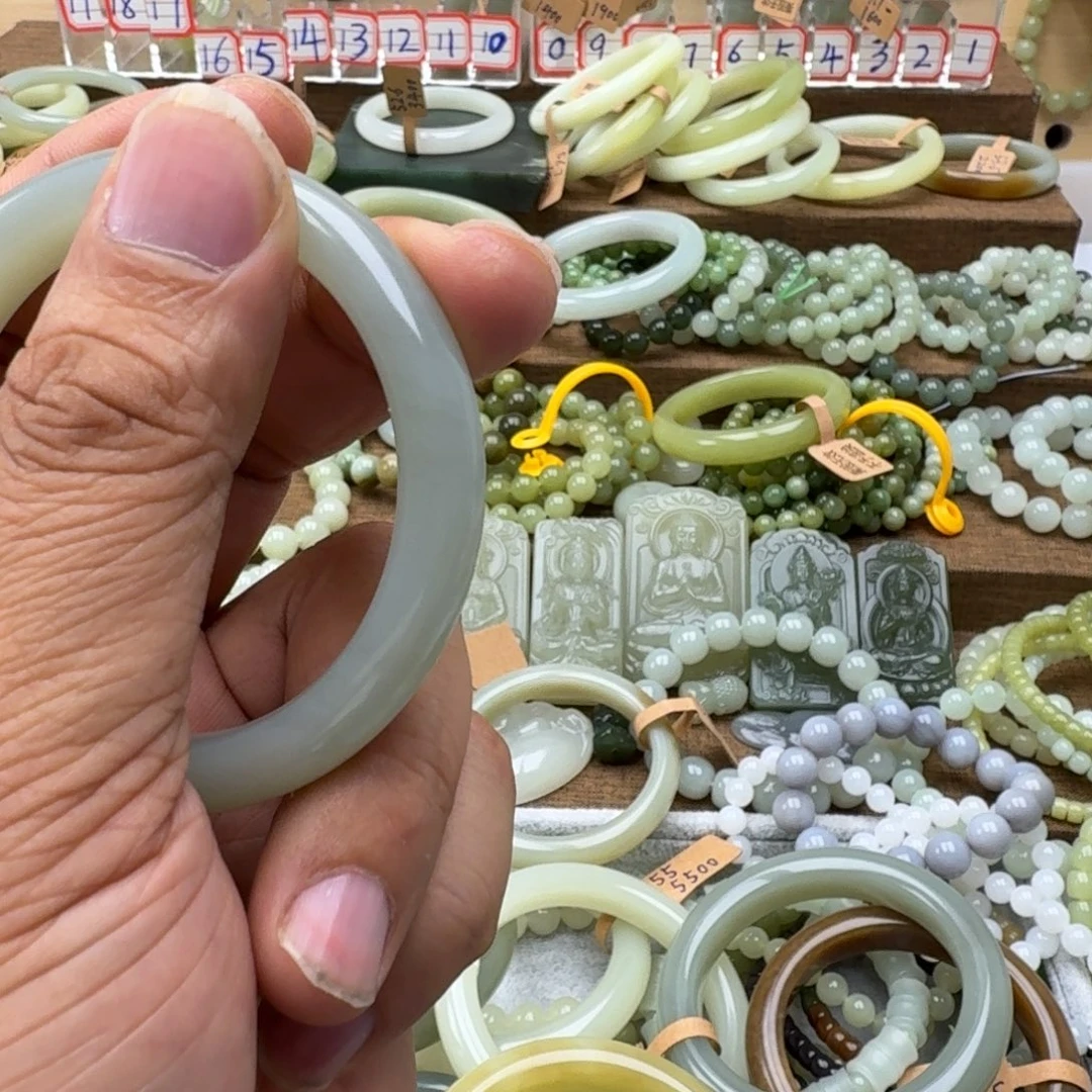 U***U和田玉未镶嵌手链