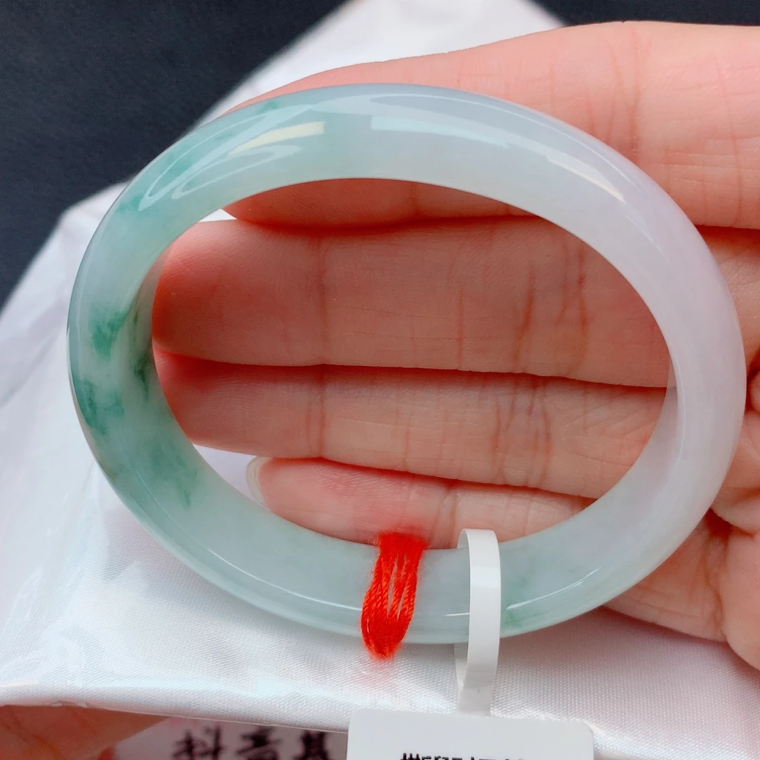 翡翠未镶嵌手镯52贵妃 白底飘绿花无纹裂