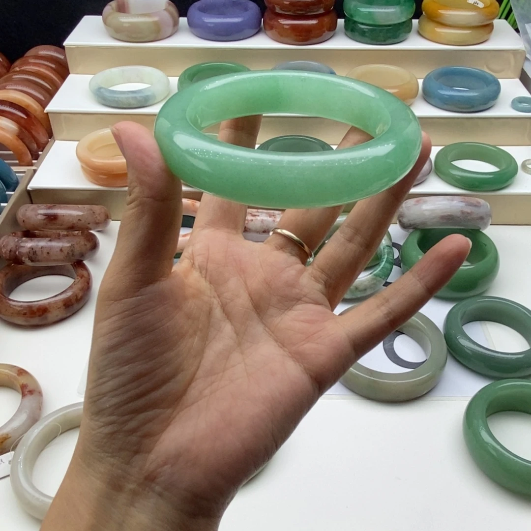 燕***子石英岩玉未镶嵌手镯