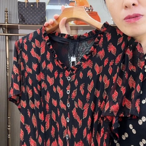 吊带连衣裙：穿的很漂亮很舒服V字领