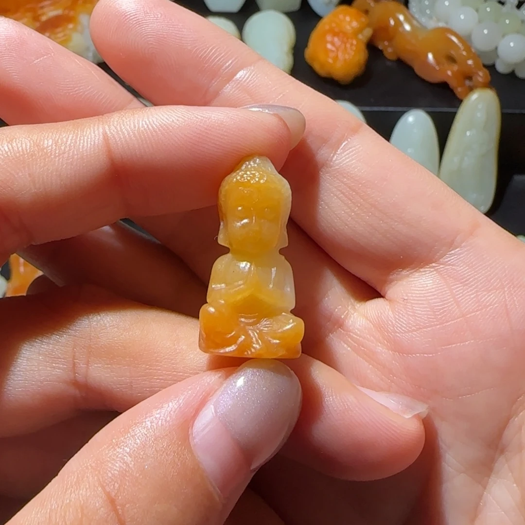 白***子和田玉未镶嵌颈饰