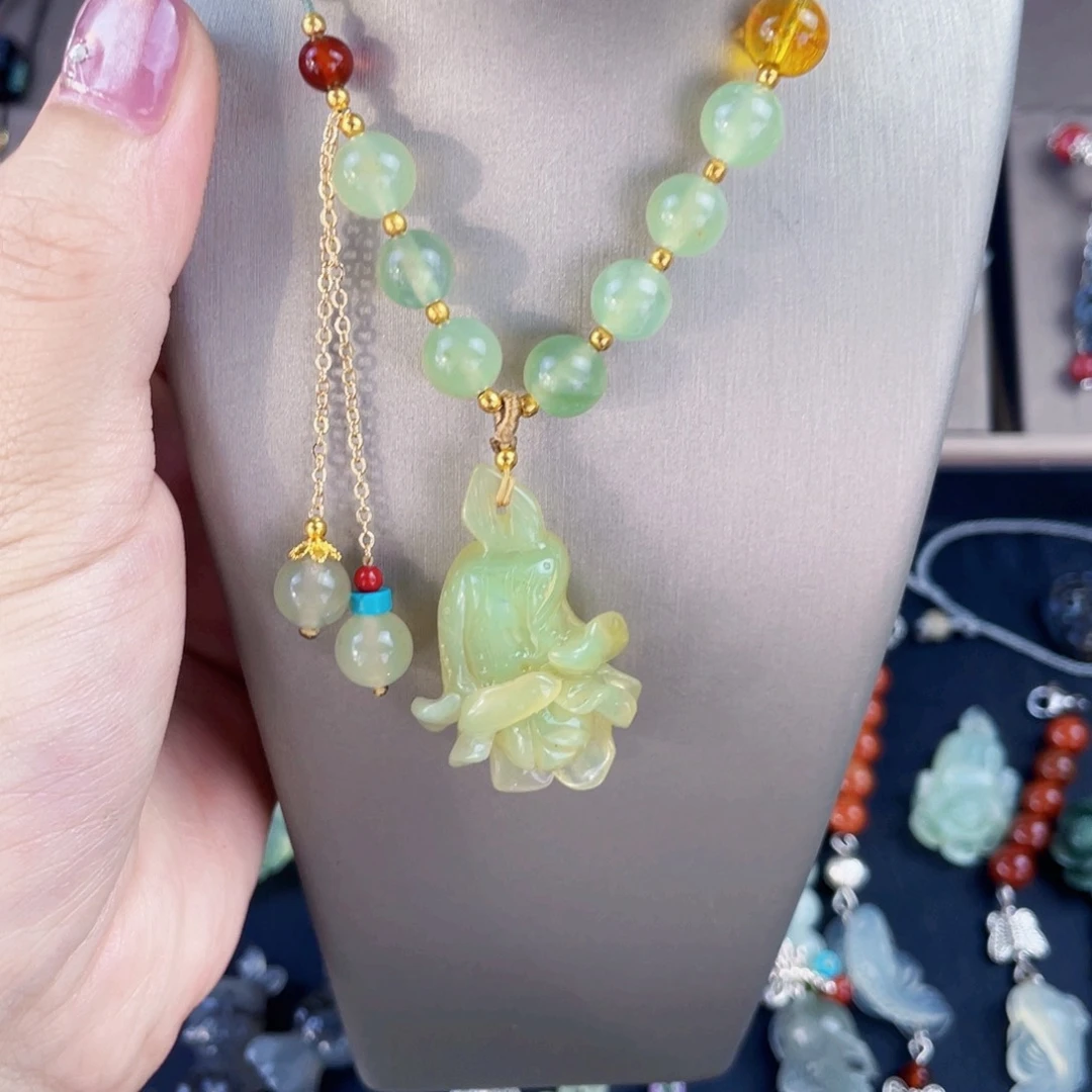 小***人蛇纹石玉合金颈饰