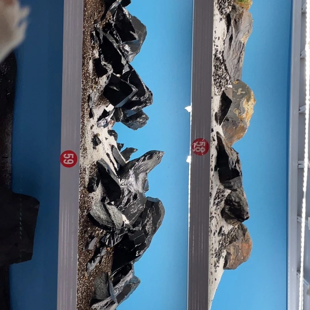 鱼缸黑金石造景漂亮