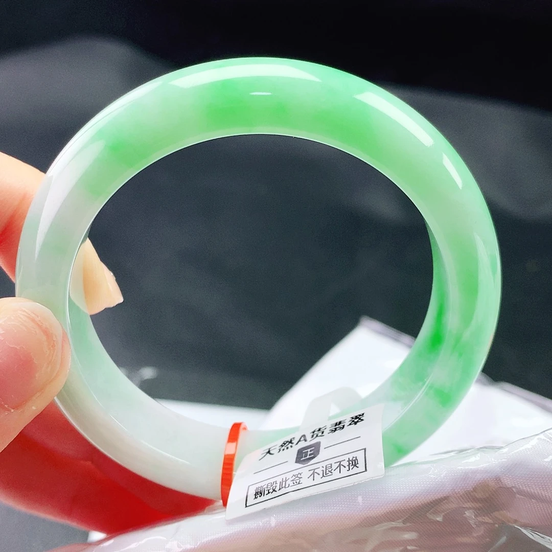 翡翠手镯未镶嵌55轮胎