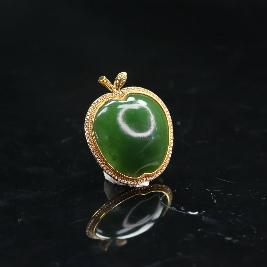 16和田玉18K金俄七碧玉苹果吊坠/000260保利厦门拍卖