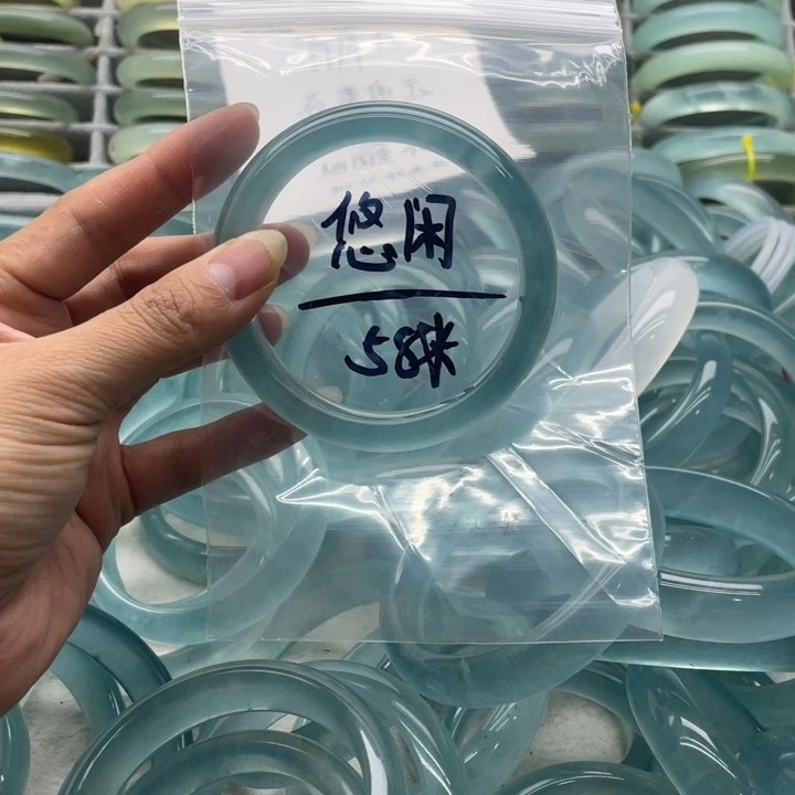 悠***鱼未镶嵌手镯石英质玉