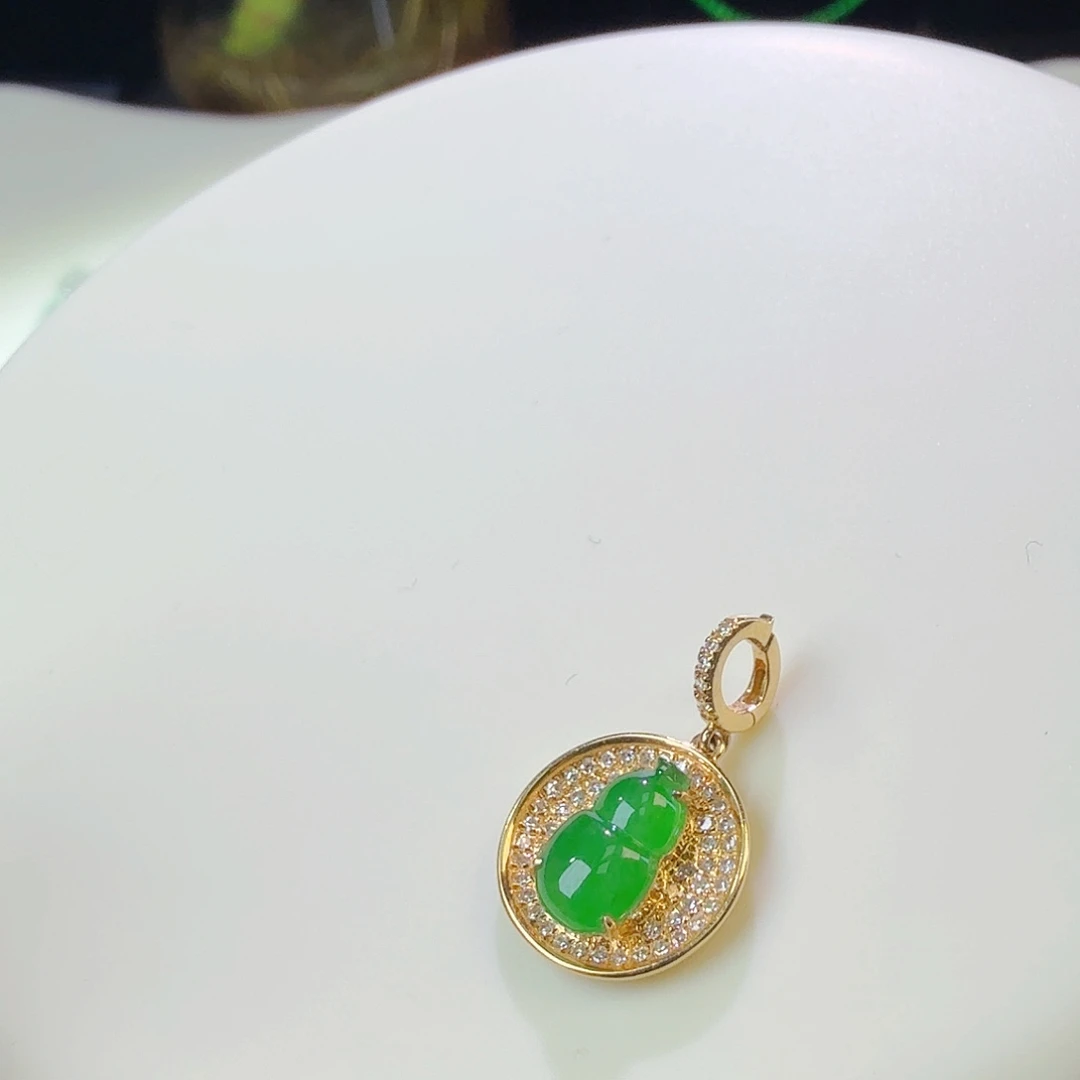 翡翠18K金镶嵌颈饰满绿葫芦吊坠