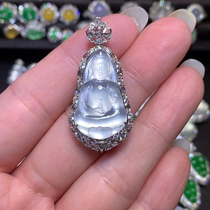 翡翠18K金镶嵌颈饰茅台白观音