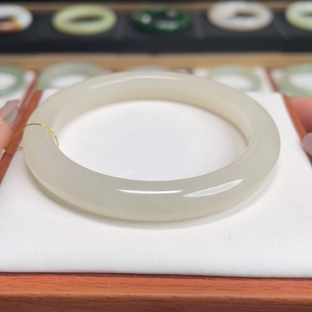 和田玉未镶嵌手镯肉粉色！56