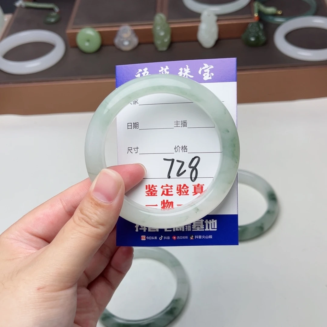 石英质玉手镯未镶嵌太****?