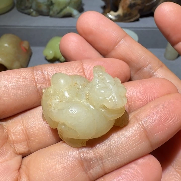 少***游和田玉未镶嵌颈饰