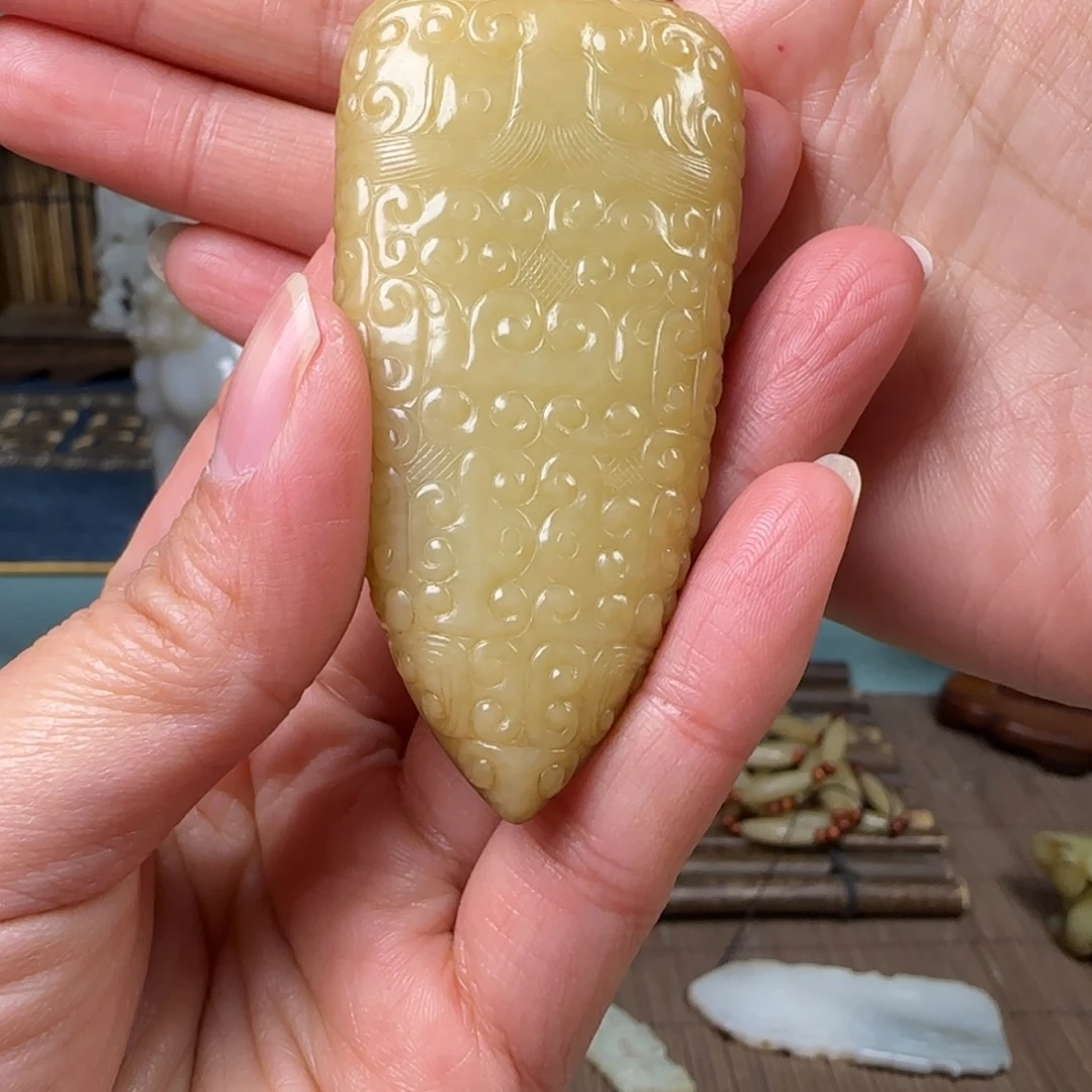 东***南和田玉（糖玉）未镶嵌挂件