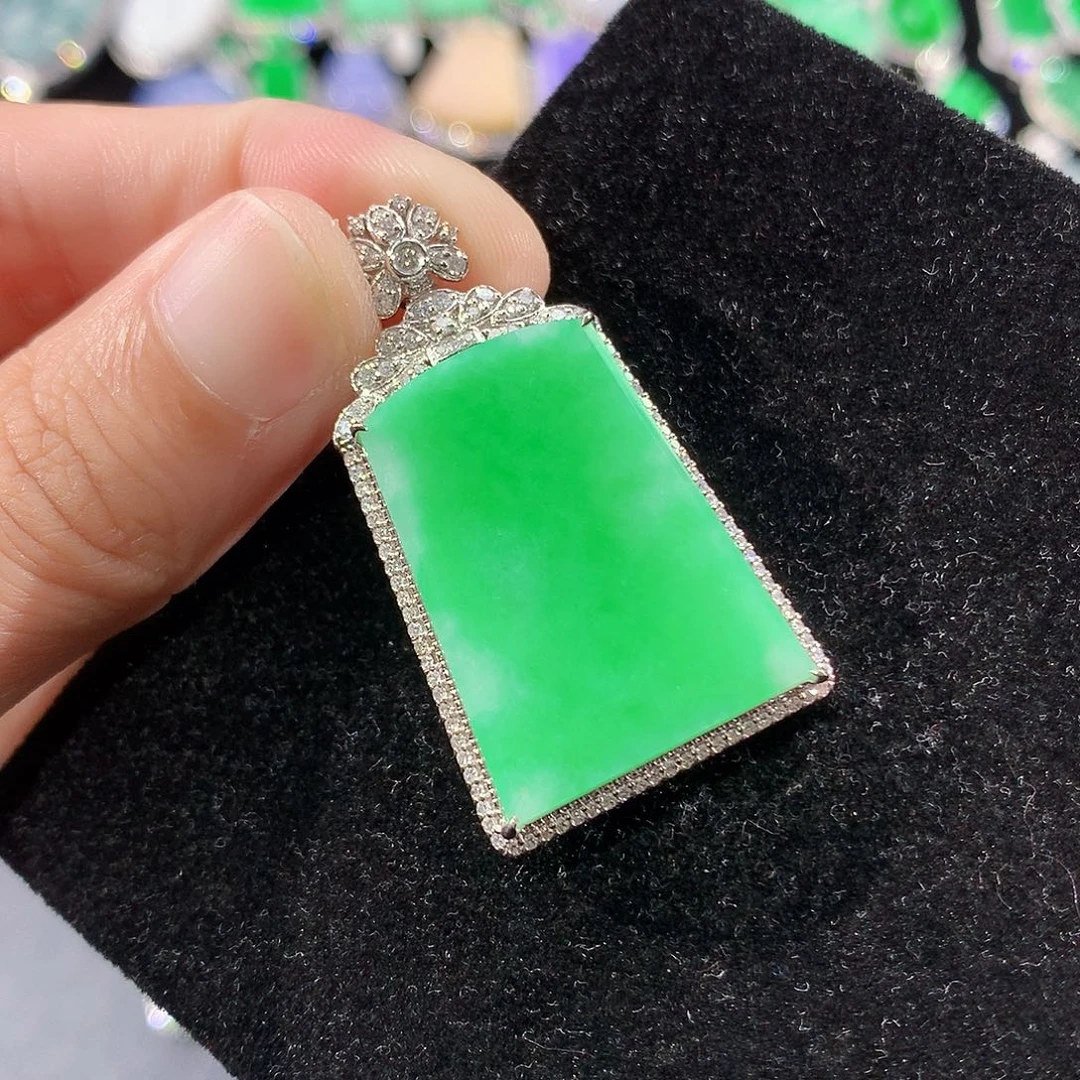 翡翠18K金镶嵌颈饰