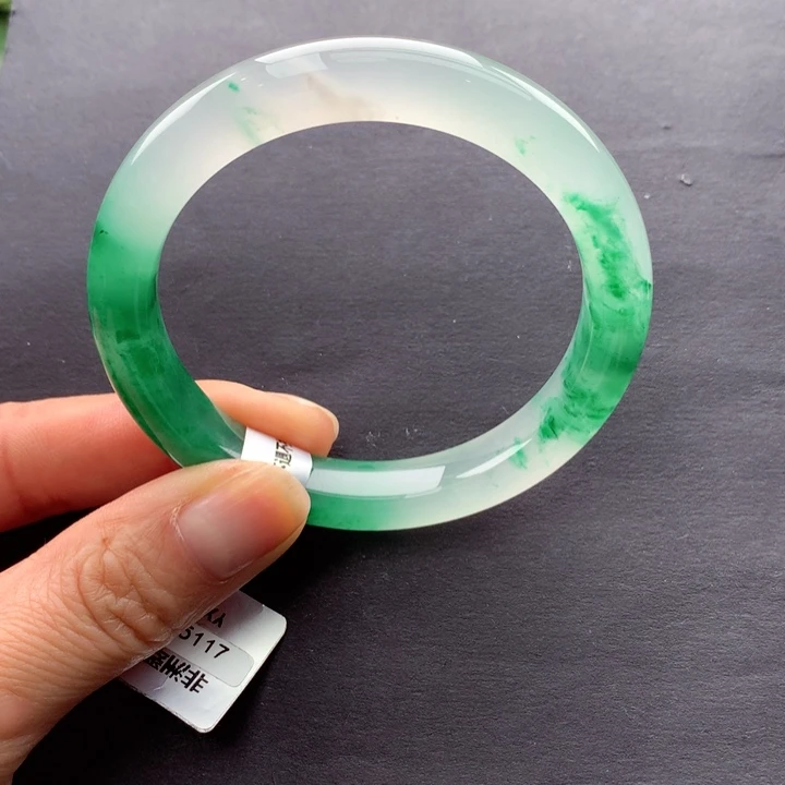 麦****石英质玉未镶嵌手镯