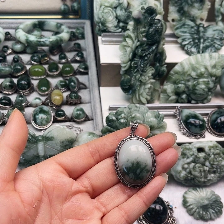 透闪石-蛇纹石玉颈饰未镶嵌