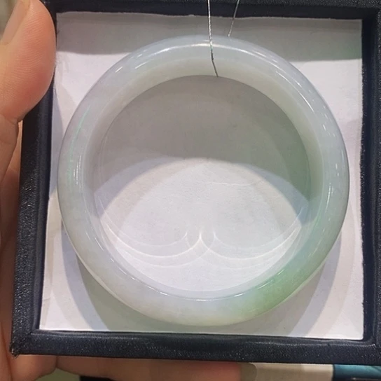 翡翠手镯未镶嵌翡翠玉镯