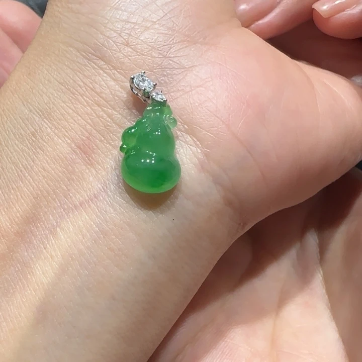 颈饰18K金镶嵌翡翠葫芦