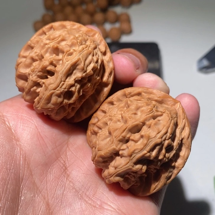 文玩核桃吊坠白狮子