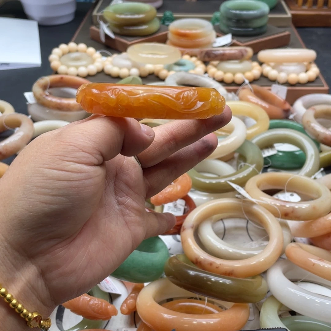 熬****石英岩玉未镶嵌手镯