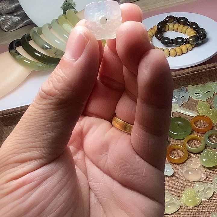 蛇纹石玉未镶嵌颈饰