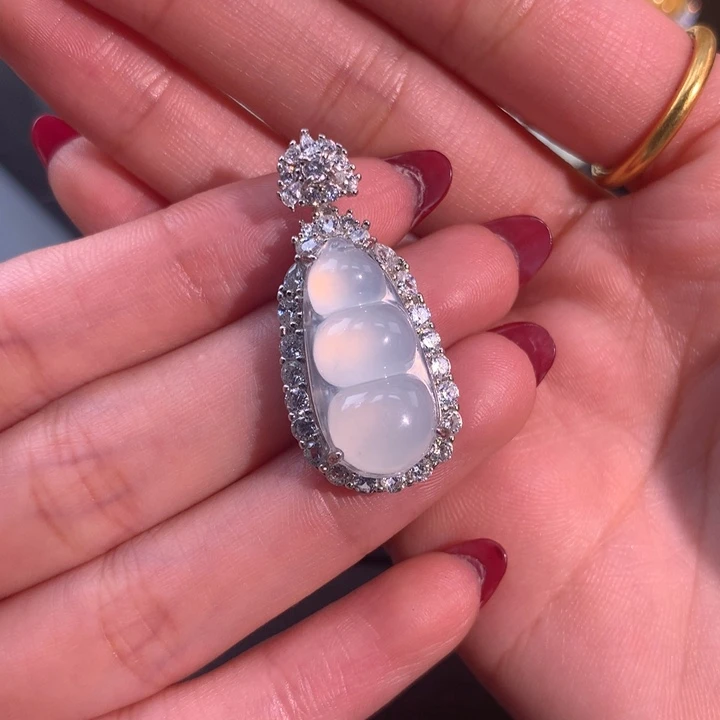 屁****翡翠银S925镶嵌颈饰豆子