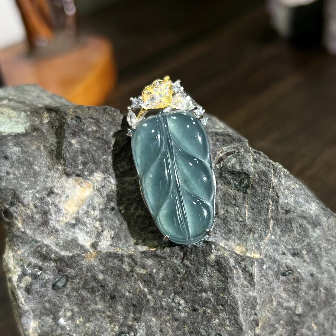 冰底强荧光大叶有成翡翠吊坠分色s925 KT24081205