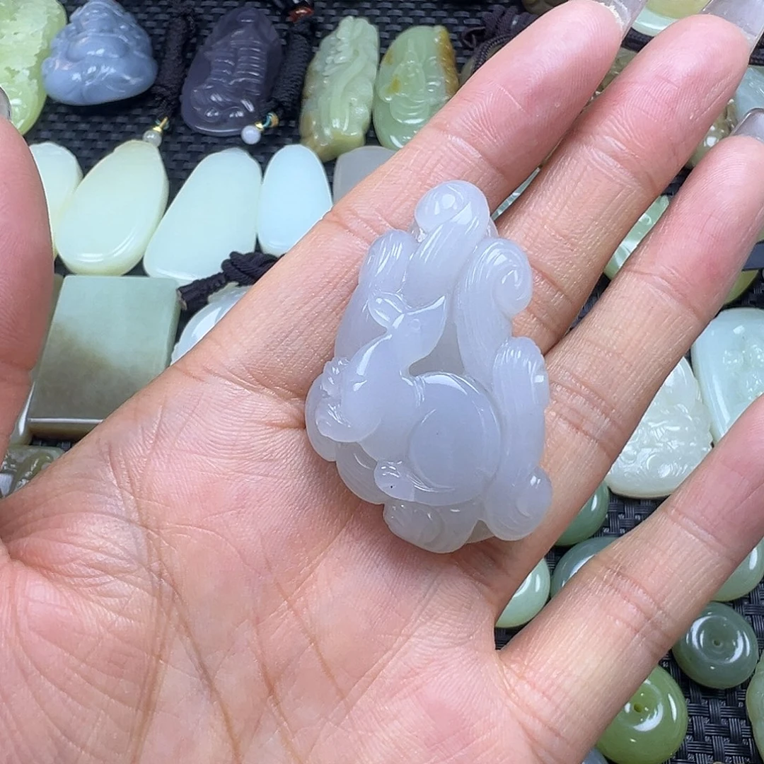 和田玉未镶嵌吊坠(不含链)微瑕，有裂漏，不退不换