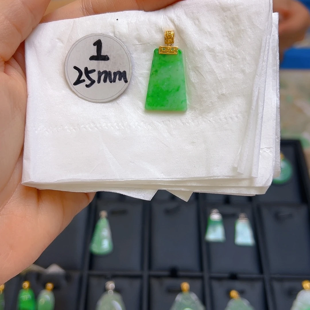 翡翠颈饰18K金镶嵌翡翠