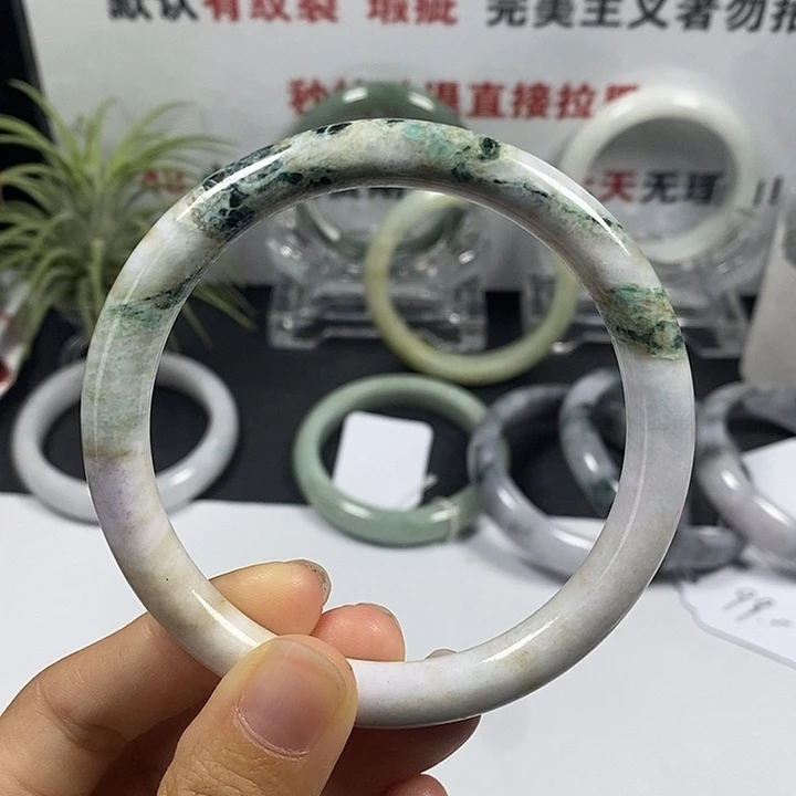 未镶嵌手镯翡翠9号。 63.6圈