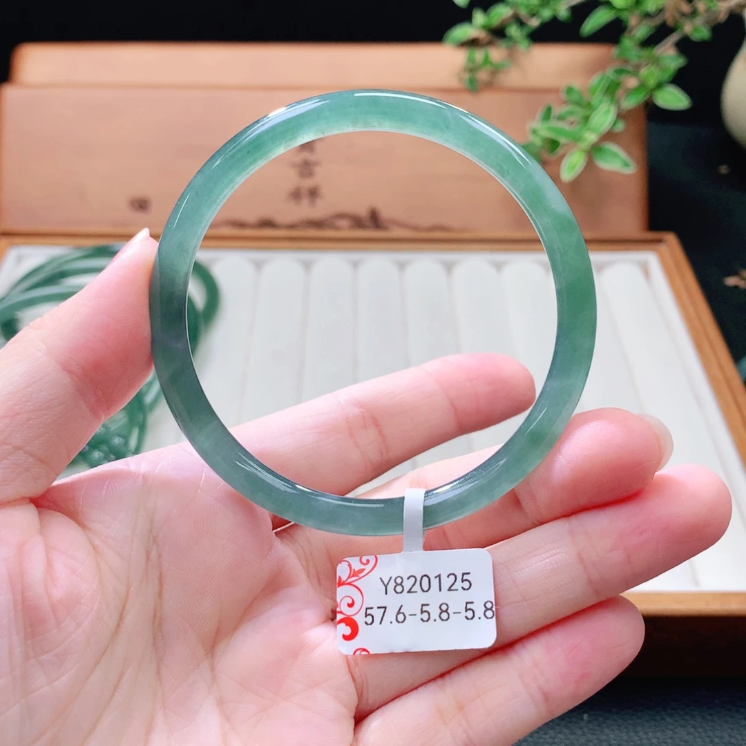 翡翠未镶嵌手镯（圆镯）