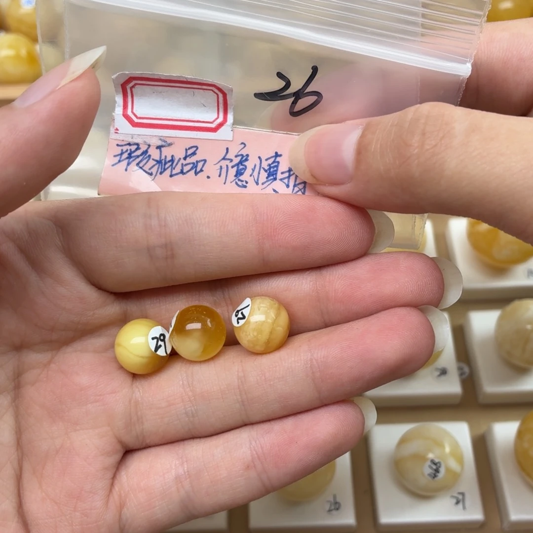 遇****未镶嵌蜜蜡裸石微瑕