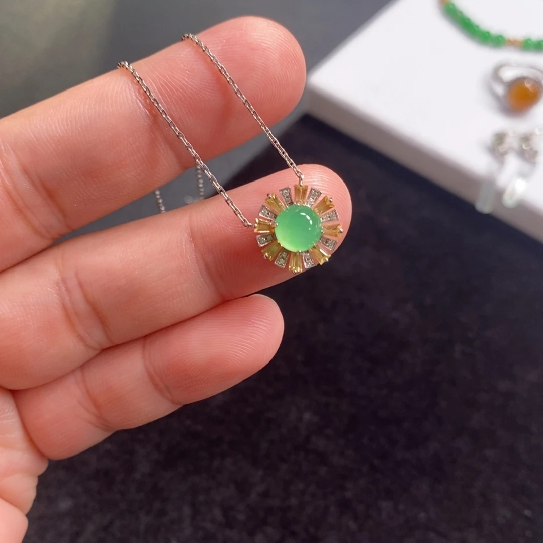 翡翠18K金镶嵌颈饰晴绿底蛋面锁骨链