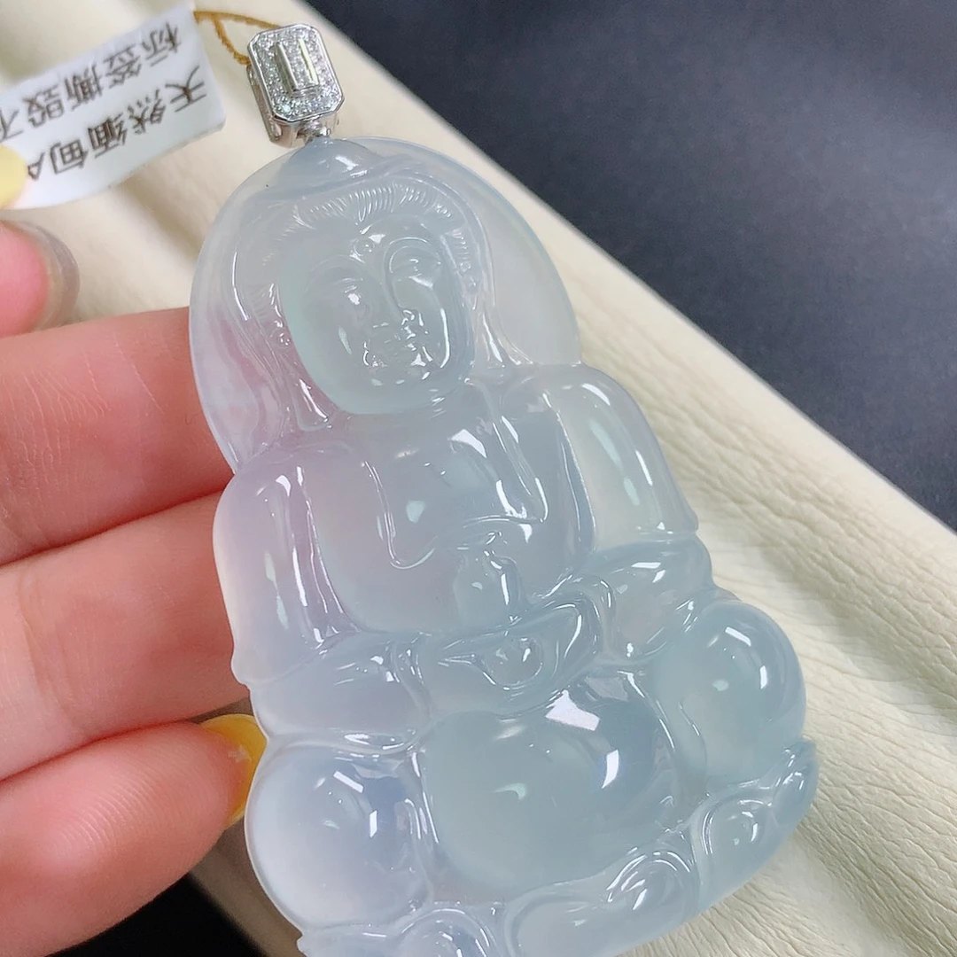 颈饰18K金镶嵌翡翠观音