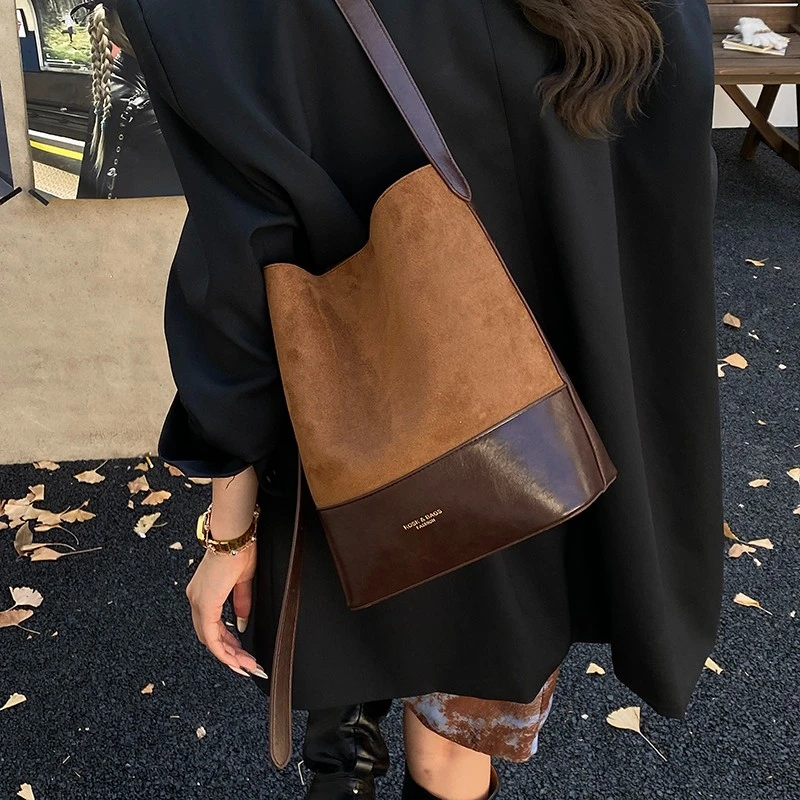 2025秋冬新款女包撞色麂皮水桶包日韩风磨砂单肩包手提小众水桶包