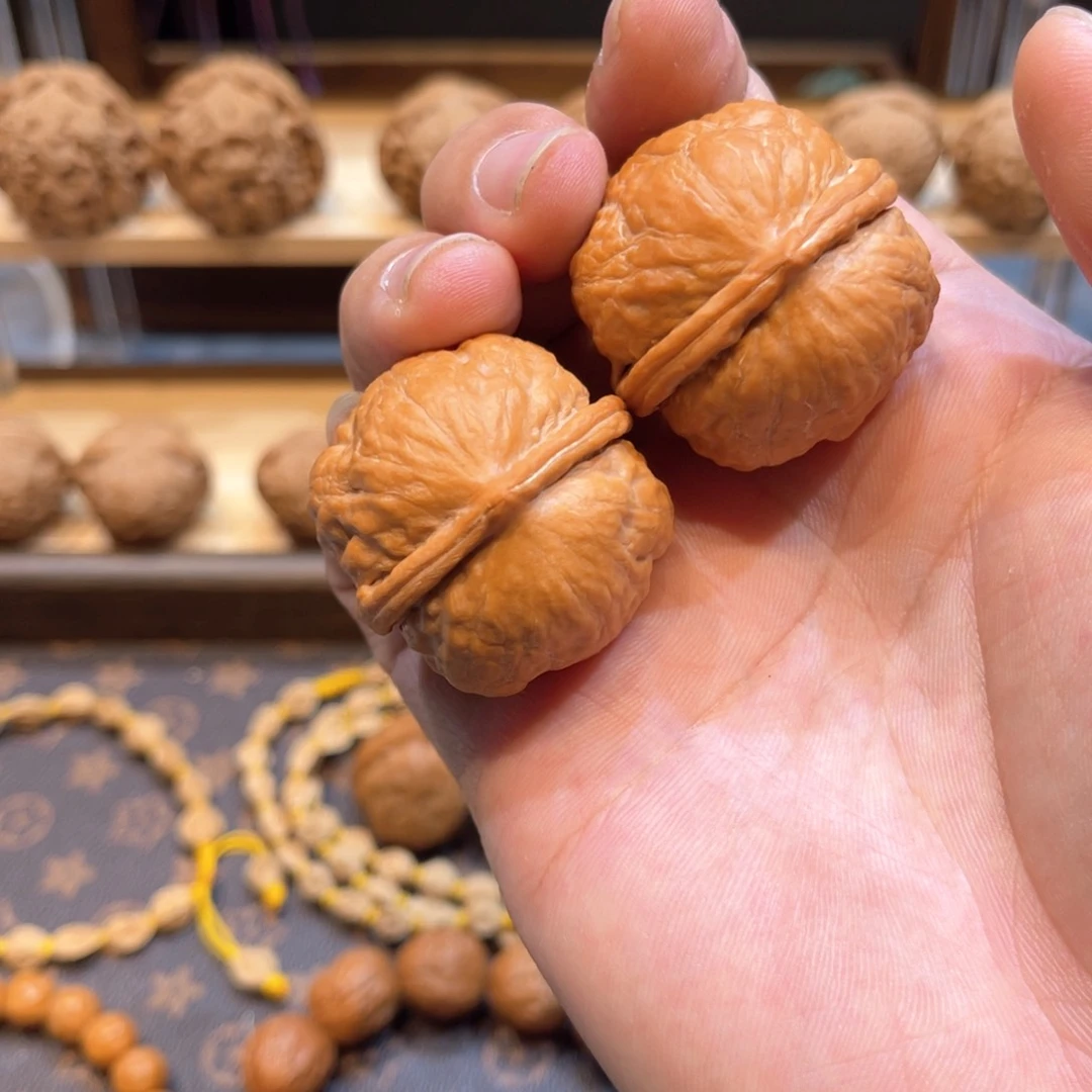 文玩核桃把件大龙珠手捻