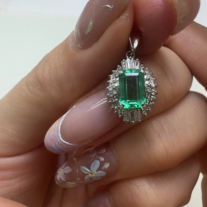 未镶嵌颈饰祖母绿