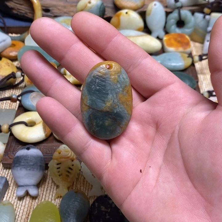 蛇纹石玉未镶嵌颈饰
